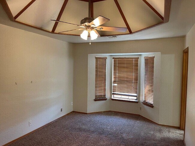 Building Photo - Large Covered Patio, Great neighborhood, w...