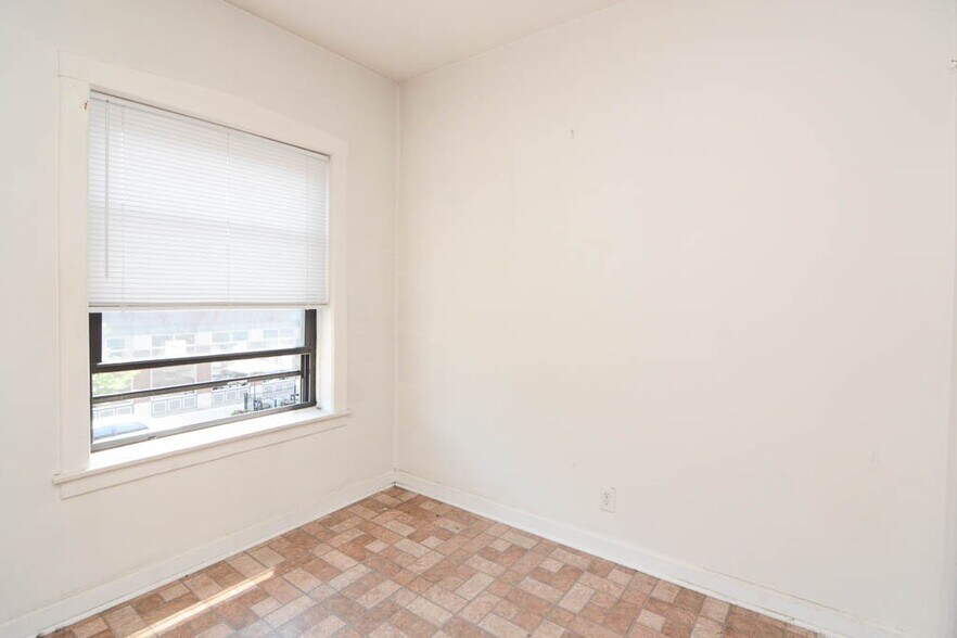 Building Photo - 2249 W Wilson Ave