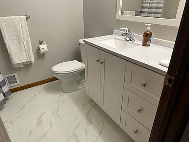 Building Photo - 7431 Rosewood Ln N