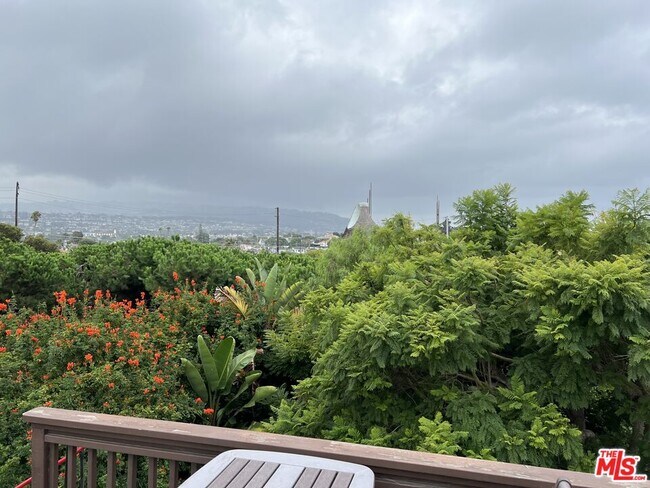 Building Photo - 1019 Camino Real