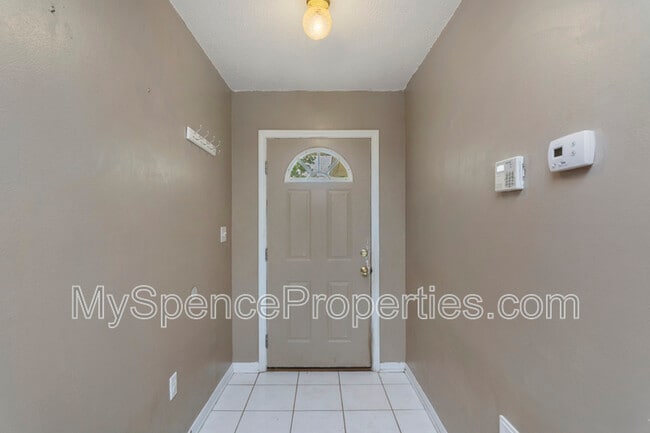 Building Photo - 14 Flora Cove