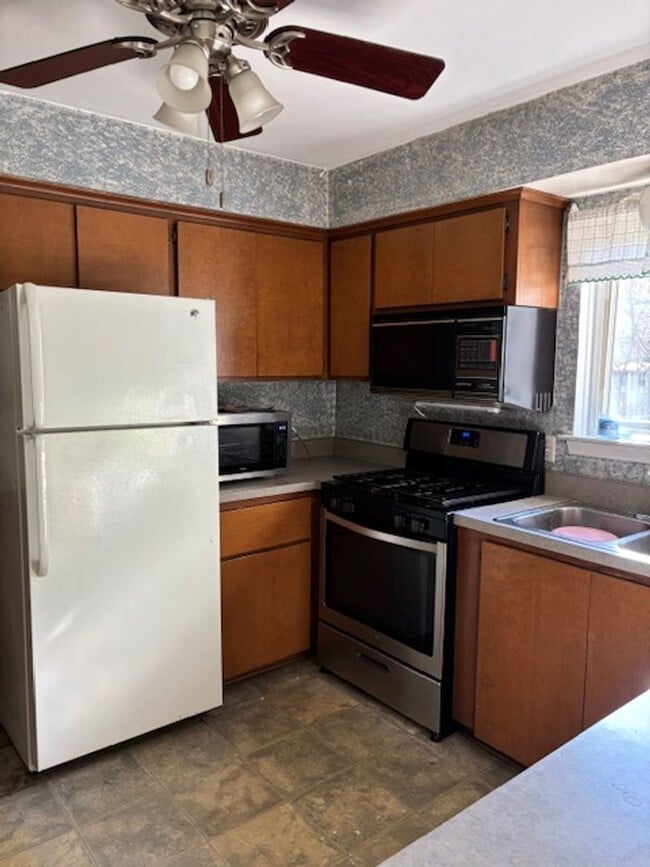 Building Photo - 3 BED, 1.5 BATH IN DOWNTOWN PLYMOUTH