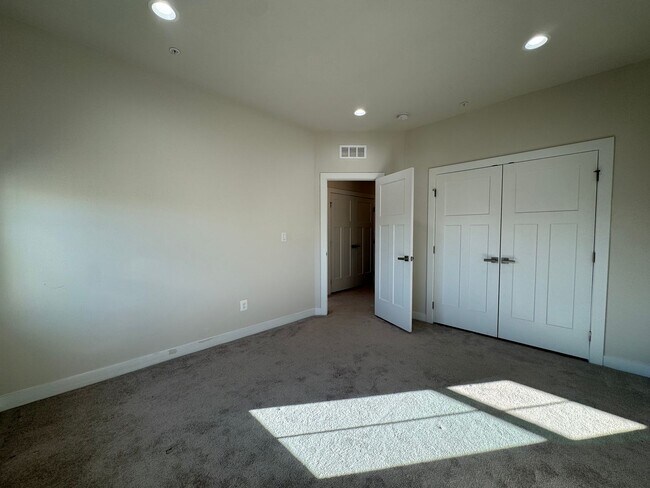 Building Photo - Modern 3 Bed 2.5 Bath Townhome In Beautiful Arcola Town Center