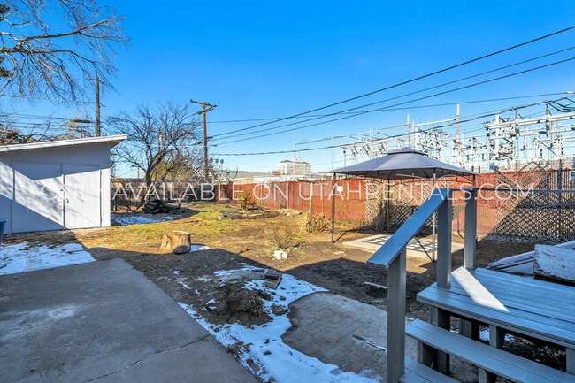 Building Photo - 744 S Roberta St