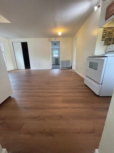 Livingroom/ Dining room - 26 Park Dr N
