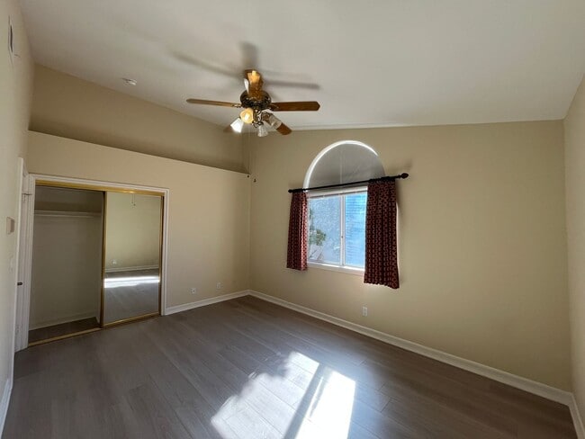 Building Photo - MOVE IN READY 5+4 in guard-gated Porter Ranch community!