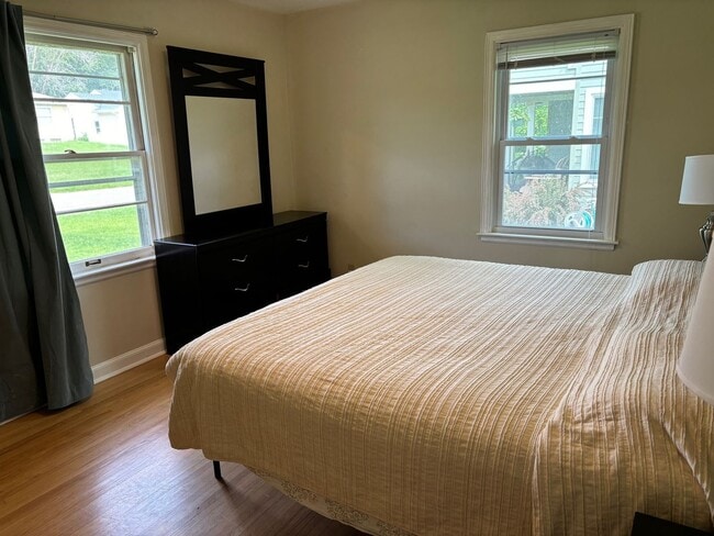 Building Photo - Charming Home in Prime Edina Location