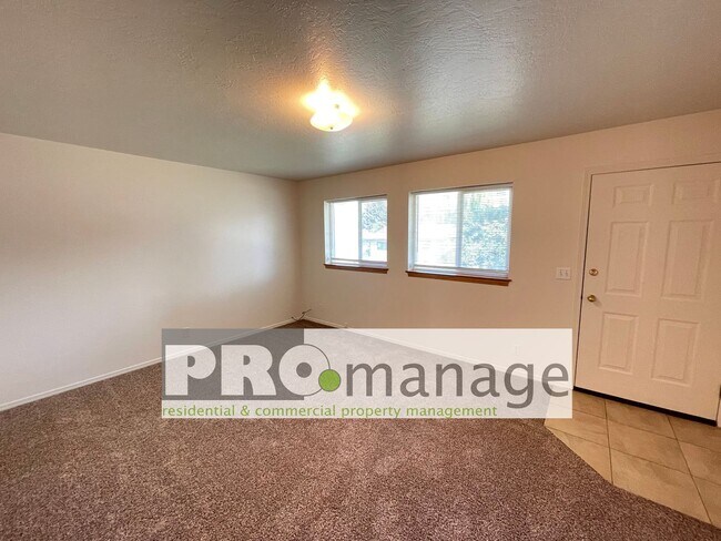 Building Photo - 3 Bed, 1 Bath Apartment w/ 1-Car Garage - Idaho Falls