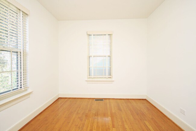 Building Photo - Charming Home With Fenced Yard