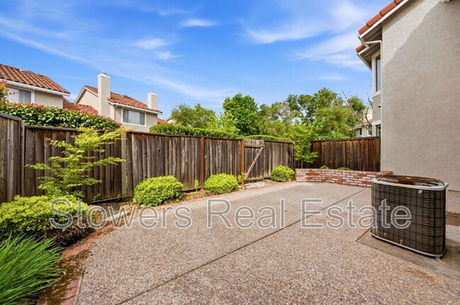 Building Photo - 350 Bellflower Dr