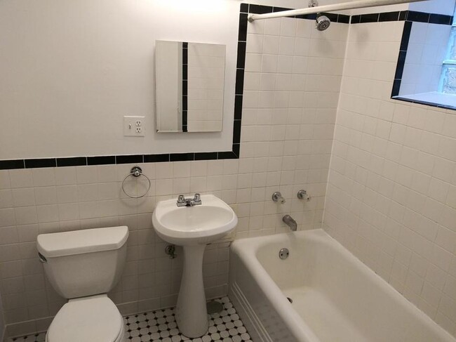 Building Photo - 2 bedroom in Chicago IL 60657