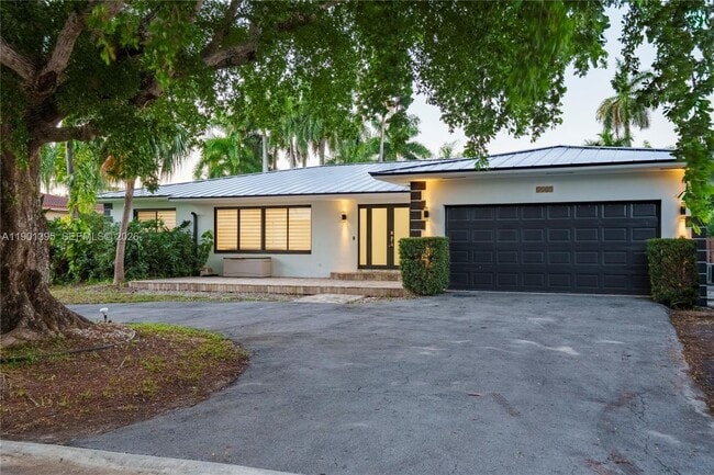 Building Photo - 1141 N North Lake Dr