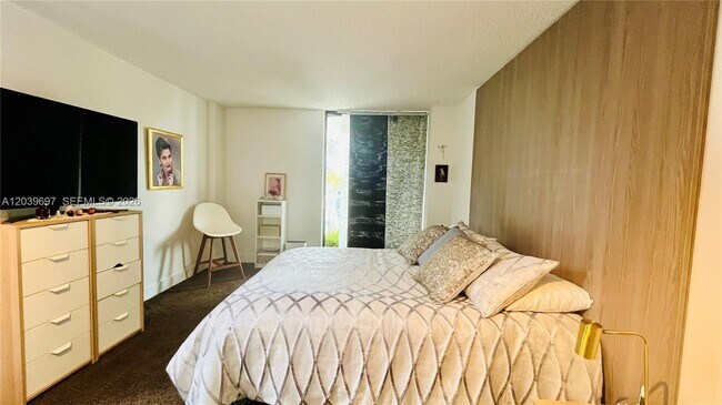Building Photo - 3701 N Country Club Dr