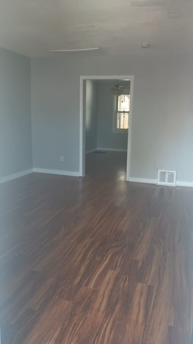Building Photo - 504 Roundview Rd