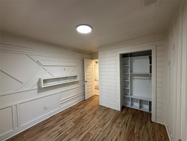 Building Photo - 8906 Pineridge Dr