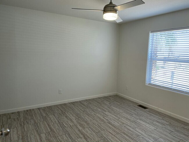 Building Photo - 10701 N 99th Ave
