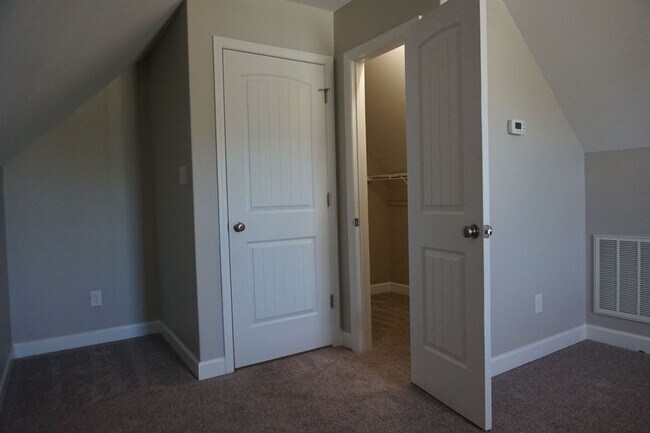 Building Photo - 3 Bedroom 2 Full bathrooms w/ Bonus room in Richlands!