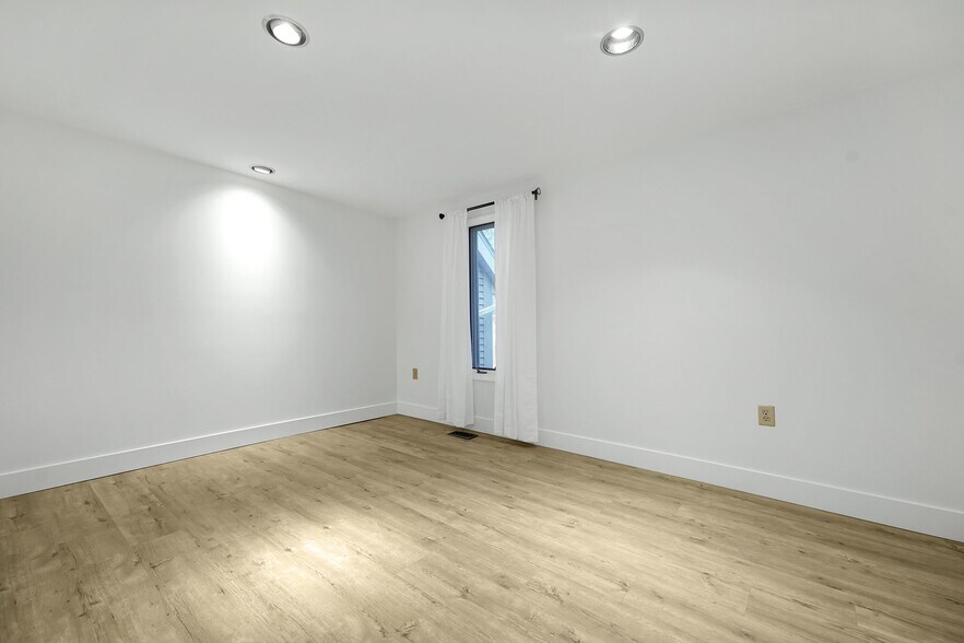 Building Photo - 992 Neil Ave