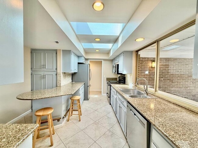 Building Photo - 3103 Cocos Rd