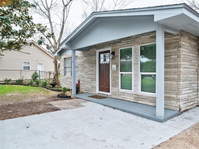 Building Photo - 3215 Soway St