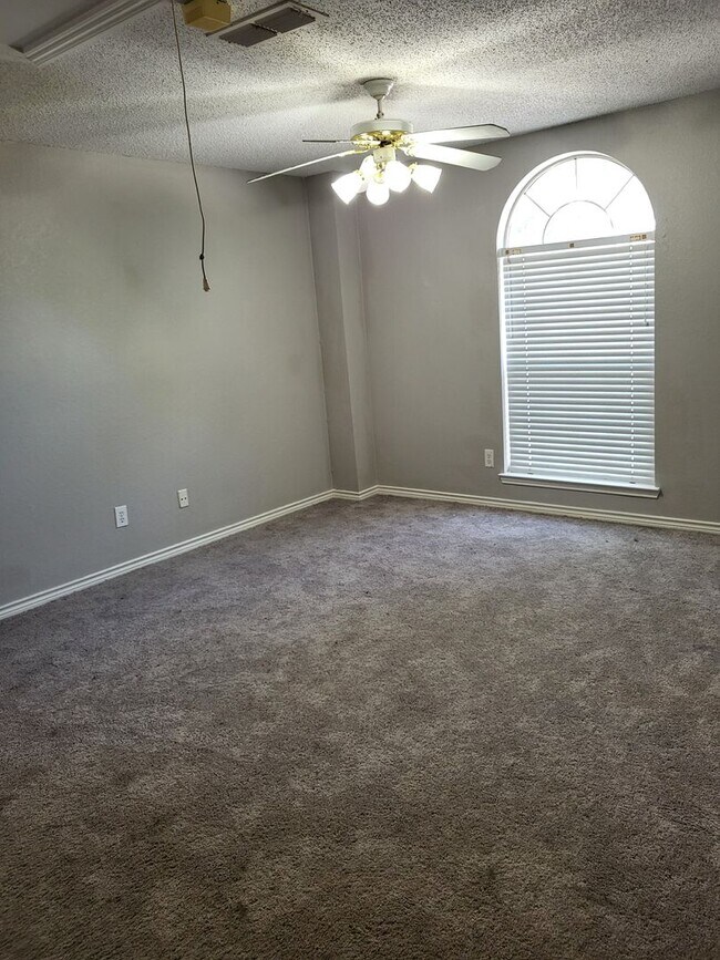 Building Photo - 6411 Clear Pool Dr