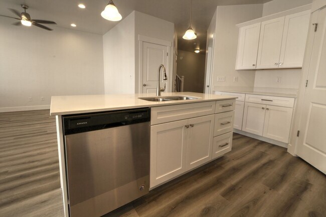 Building Photo - 4 Bedroom 3 Bathroom Townhome in Lehi!