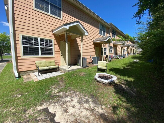 Building Photo - 1930 Honolulu Ln