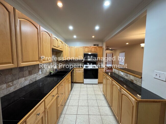 Building Photo - Updated 3 bedroom 2 bathroom home in East Memphis!