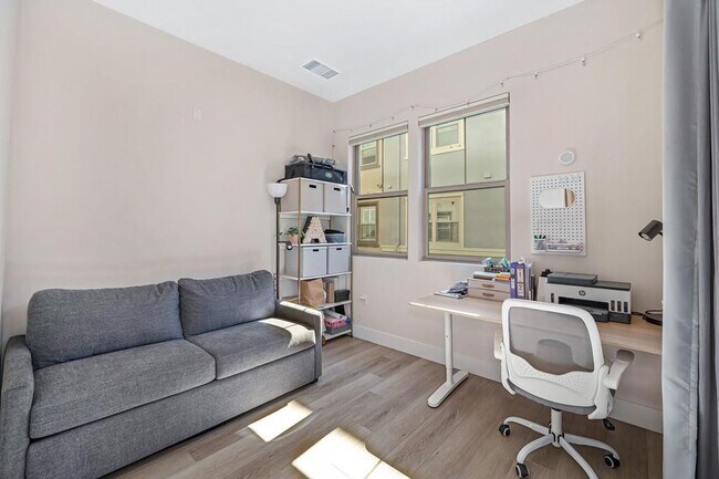 Building Photo - 2 Bed 2 Bath (plus a den) Gala Condo