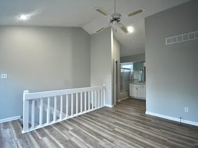 Building Photo - 1938 E Bay Pointe Dr