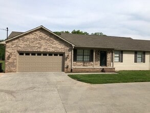 Building Photo - Large 4 Br, 3 Bath Duplex with full Basement