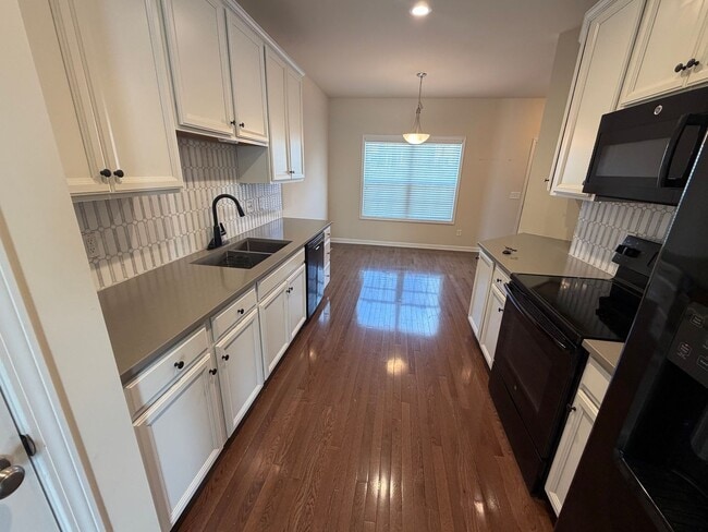 Building Photo - 3 Bed/3 Bath Townhome Christiansburg