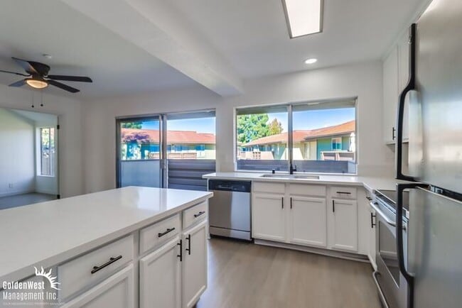 Building Photo - Newly Remodeled 2Bdm 1Ba Condo Located in Oceanside!
