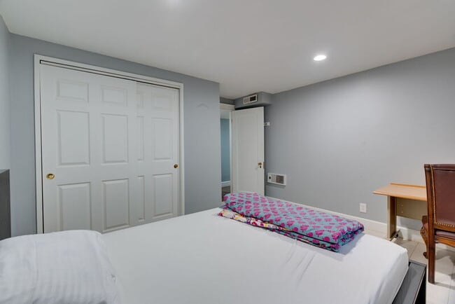 Building Photo - 3321 NE Peerless Pl