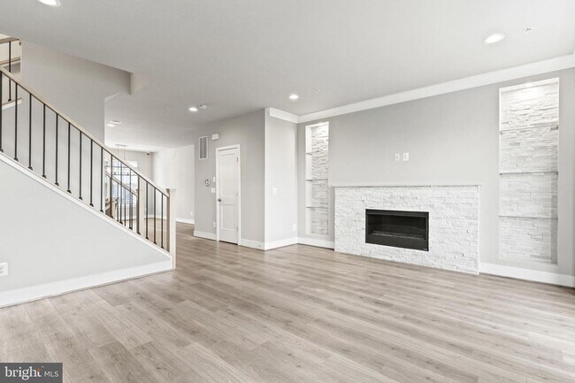 Building Photo - This beautiful modern 3 bed 4 1/2 bath tow...