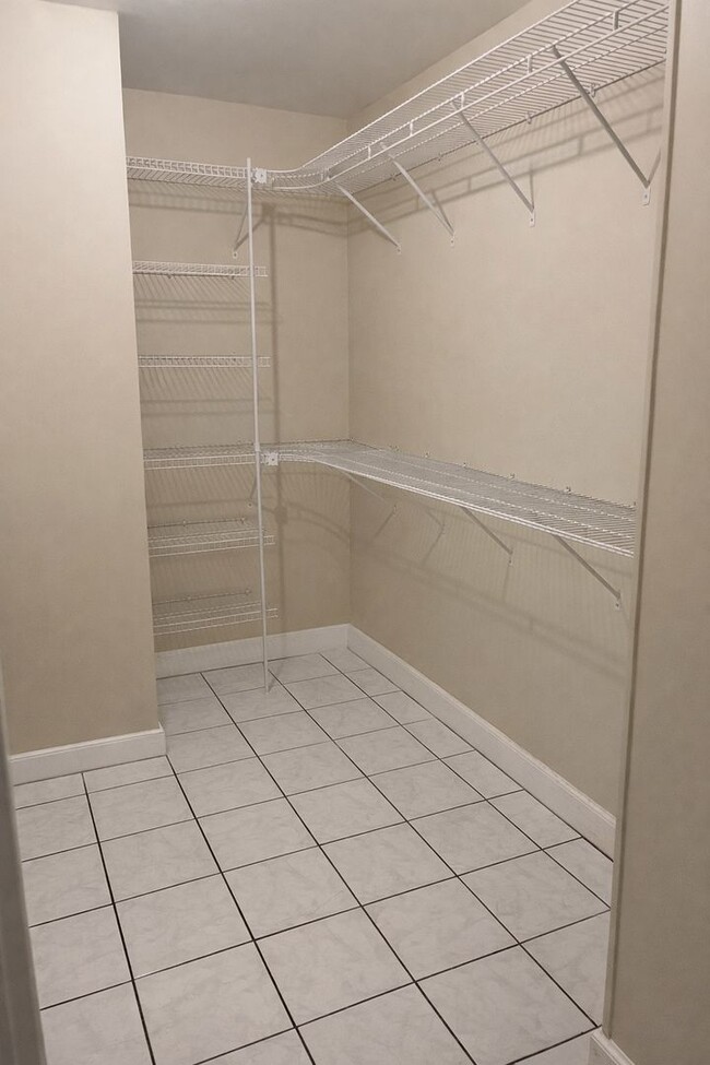 Building Photo - 3/2 Duplex Conveniently Situated in an Established Neighborhood!