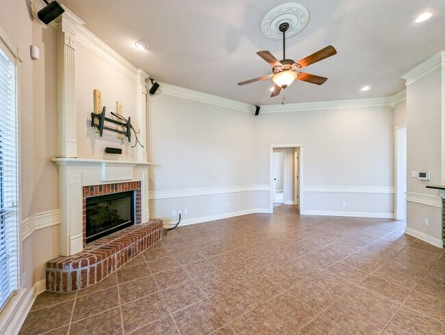 Building Photo - 220 Ixworth Ave