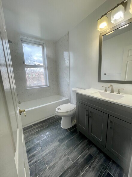 Building Photo - 3020 Kenyon Ave