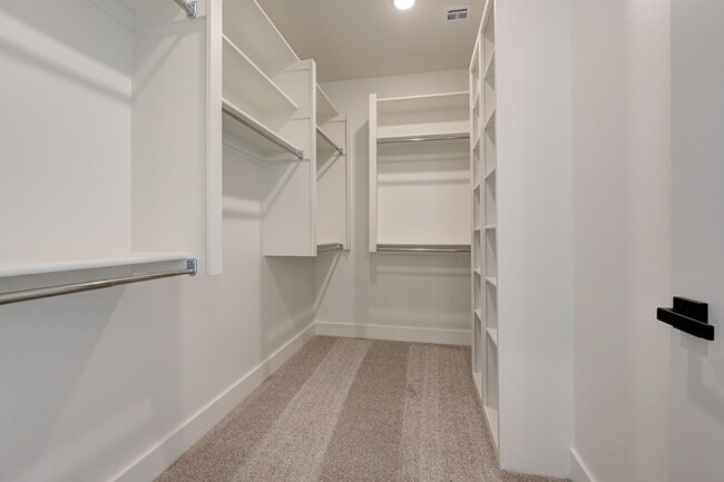 Building Photo - 6024 Kinnick Dr