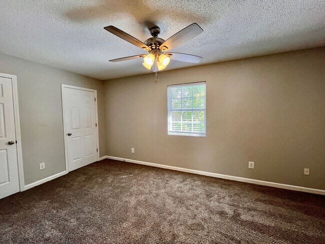 Building Photo - Adorable 1 bed / 1.5 bath with Garage