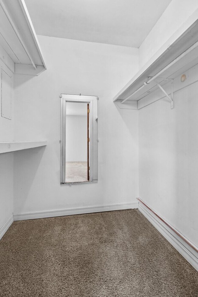 Building Photo - Beautiful Home in Springdale with Sunroom!