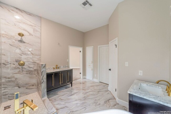 Building Photo - 18605 Elmbrook