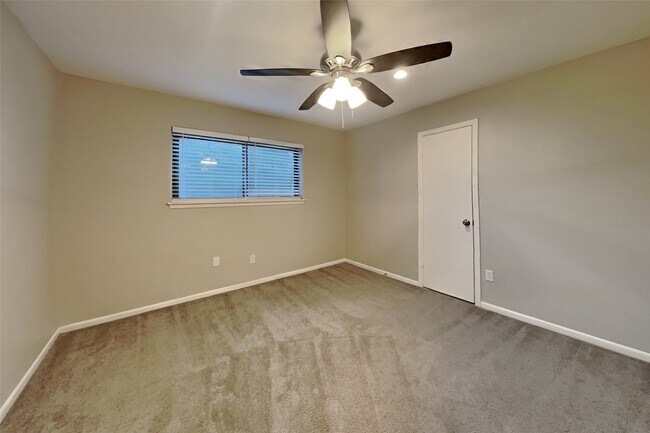 Building Photo - 2318 Turtle Creek Dr