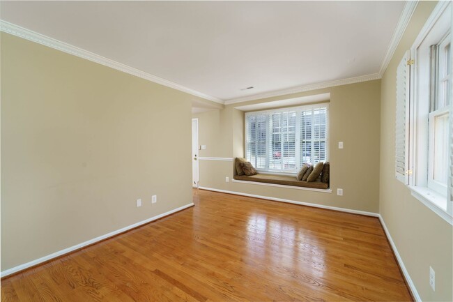 Building Photo - 2 Bedroom 2.5 Bath Condo in Chevy Chase