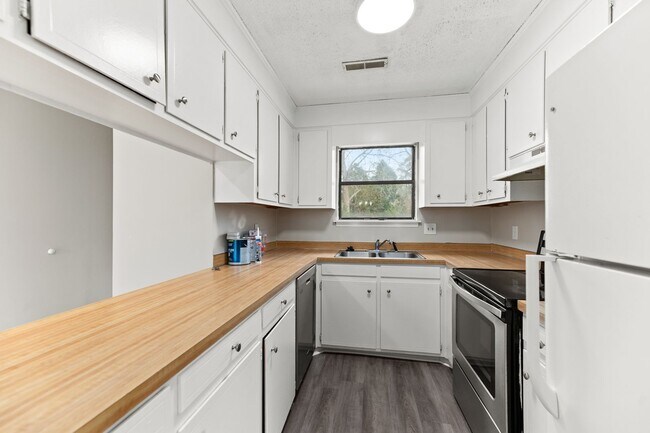 Building Photo - 165 Hummingbird Ave