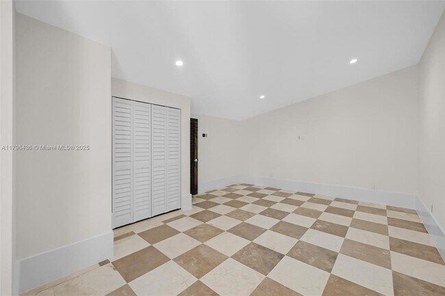 Building Photo - 8112 Los Pinos Cir