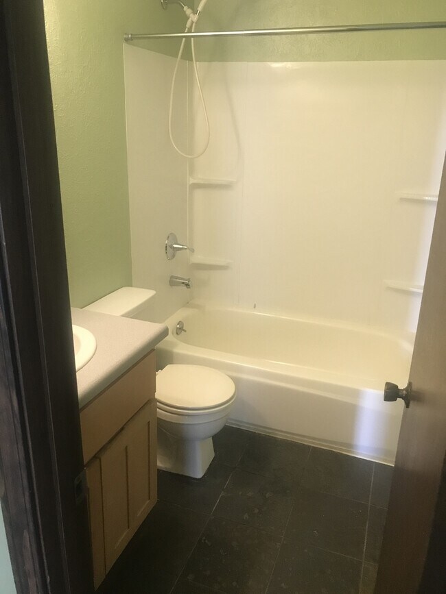 Building Photo - Adorable Condo in NE Bend!