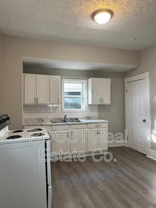 Building Photo - 896 Ellsworth Ave