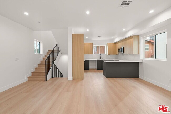 Building Photo - 913 N Hobart Blvd