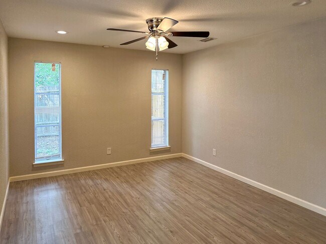 Building Photo - 4 Bedroom / 2 Bath / 2 Car Garage
